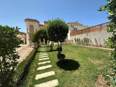 Helle, gemütliche zweistöckige Villa mit Terrasse und Garten im Gebiet Mubarak 2