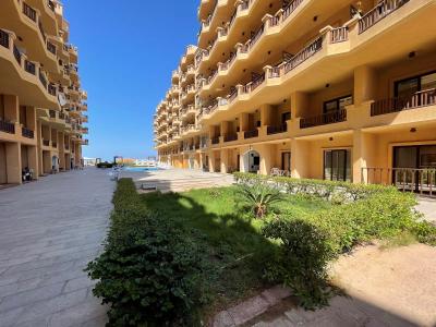 Nagelneue 2-Zimmer-Wohnung in grüner Oase mit privatem Strand