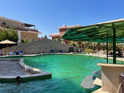 Nagelneue 2-Zimmer-Wohnung in grüner Oase mit privatem Strand