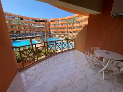 Geräumige 2-Zimmer-Wohnung in einer Wohnanlage mit Swimmingpool