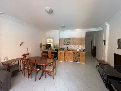 Geräumige 2-Zimmer-Wohnung in einer Wohnanlage mit Swimmingpool