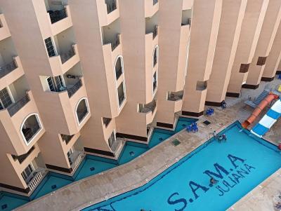 Zwei brandneue, möblierte Studios in einer Anlage mit privatem Strand und Wasserpark