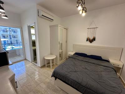 Helles Studio im 1. Obergeschoss der Wohnanlage Tiba Resort im Gebiet El Aheya